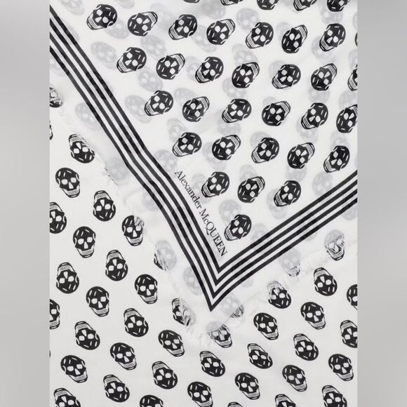 Alexander McQueen scarf in fabric with Skull print - Picture 1 of 15
